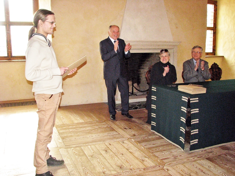 Jāņa Mozumača (no kreisās), Daugavpils universitātes 4. kursa studenta, progress mācībās sajūsmina mecenātus Vili un Martu Vītolus (no labās) un Edvīnu Samuli.
Autors: Vilnis Auzāns