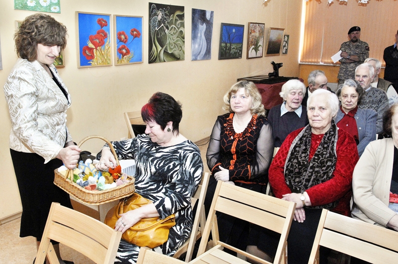 Gunta Šurna, Bērsteles sākumskolas vadītāja, represētajiem pasniedza audzēkņu darinātās dāvaniņas – no auduma gatavotus zaķīšus Lieldienām.
Autors: Ivars Bogdanovs