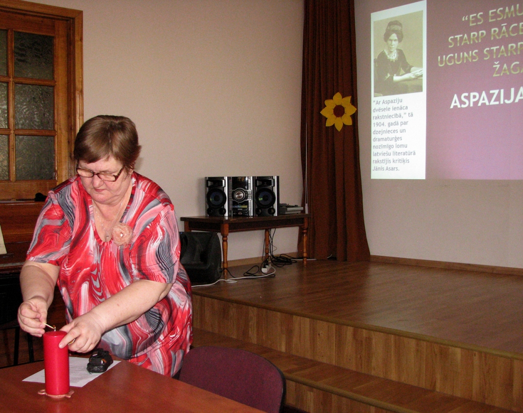 Aspazijas 150. gadskārtas pasākumu Bauskas kultūras centrā vadīja Bauskas Centrālās bibliotēkas speciāliste Laimdota Ozoliņa.
Autors: Vilnis Auzāns