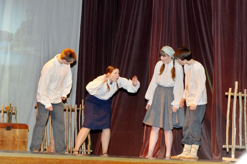 Zeltīte (otrā no kreisās) vislabāk jūtas līdzaudžu – kalpu bērnu – vidū. 
Autors: Ivars Bogdanovs