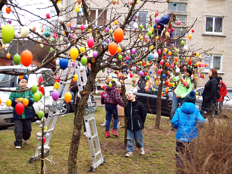 Ābelītes novada domes pagalmā ar pašu darinātām dekoratīvajām olām greznoja skolu un bērnudārzu audzēkņi un pedagogi, ģimenes ar atvasēm.
Autors: Madara Ērgle