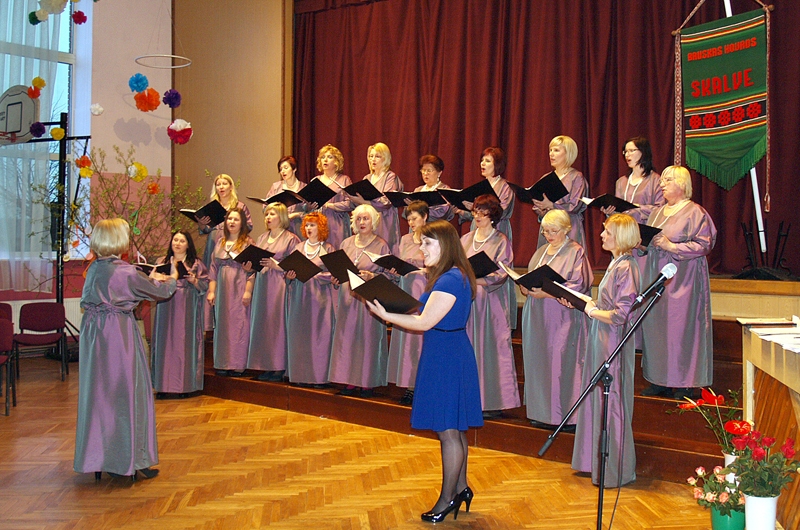 Kora «Skalve» 18 dziedātājas ar diriģenti Ingrīdu Zemļinsku un solisti Agitu Gabranovu sniedza skanīgu priekšnesumu.
Autors: Madara Ērgle