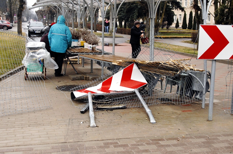 Automobiļa BMW vadītājs naktī taranējis Dārza un Slimnīcas ielas stūrī iekārtoto puķu tirdziņu. 
Autors: Ivars Bogdanovs