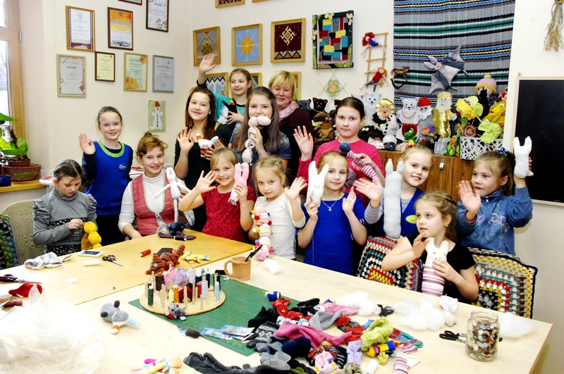 Bauskas bērnu un jauniešu centra šūšanas pulciņa «Kamolītis» dalībnieces kopā ar skolotāju Ilzi Krieviņu.
Autors: Ivars Bogdanovs