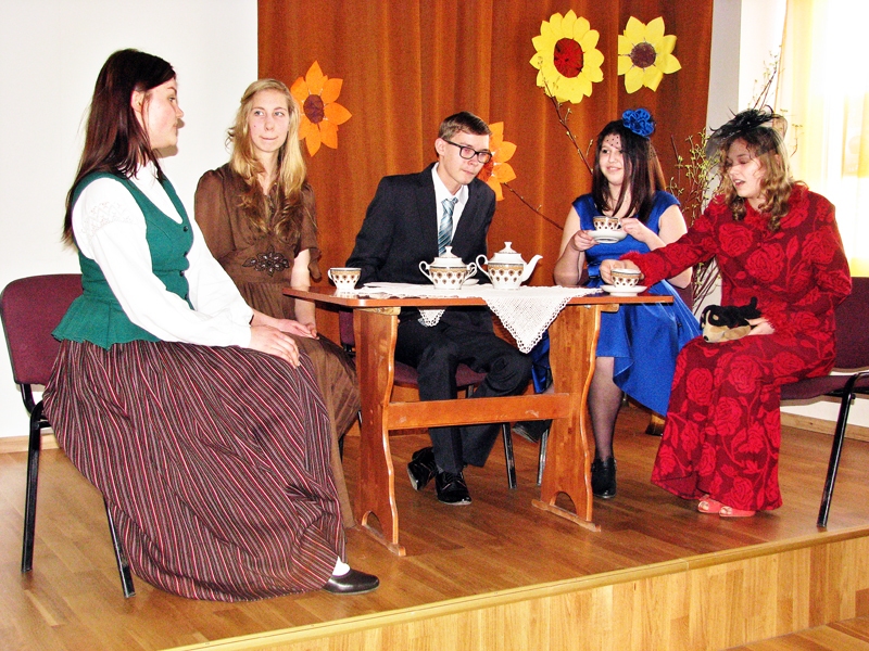 Ģimnāzisti izspēlē fragmentus no Aspazijas lugas «Zaudētās tiesības». 
Autors: Vilnis Auzāns