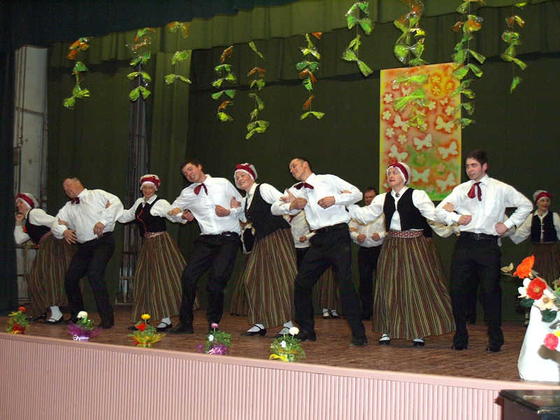 Dejotāji no kolektīva «Ducis» lika aplaudēt līdzi līksmajam dancim.
Autors: Madara Ērgle