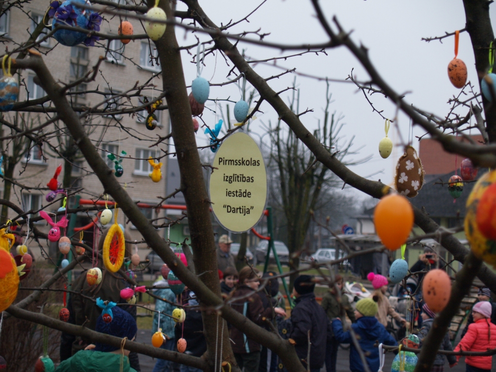 Ābelītes novada domes pagalmā ar pašu darinātām dekoratīvajām olām greznoja skolu un bērnudārzu audzēkņi un pedagogi, ģimenes ar atvasēm.
Autors: Madara Ērgle