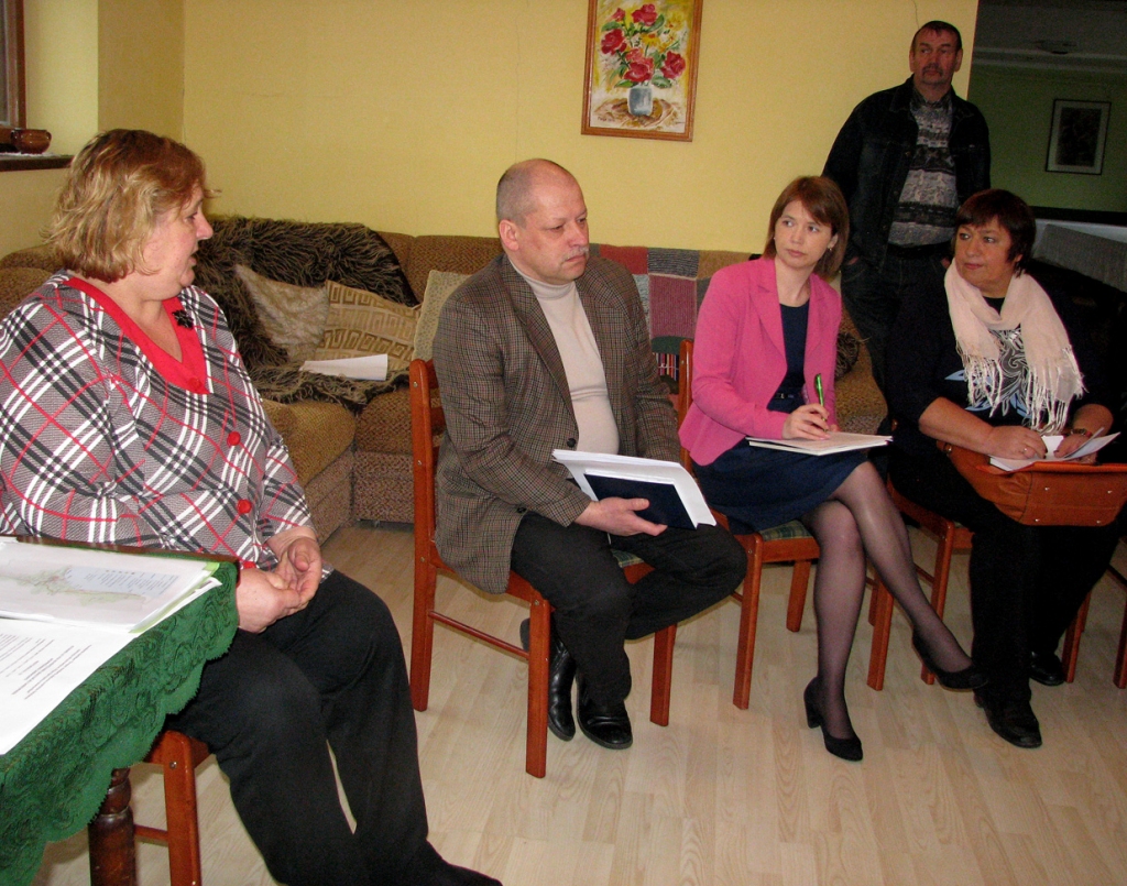 Vecsauliete Ineta Niedra (no kreisās) bija aicinājusi kaimiņus, kā arī Bauskas novada domes deputātus uz diskusiju. Uz sanākušo jautājumiem atbildēja deputāti Aleksandrs Novickis, Aivija Kursīte un Rudīte Čakāne. 
Autors: Vilnis Auzāns