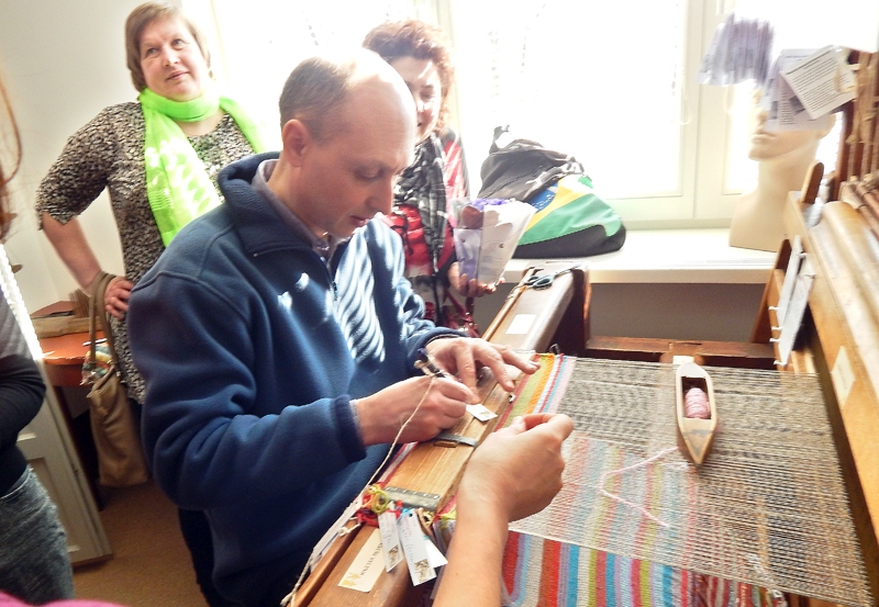 Ingus Pavinkšnis, izrādās, prot aust. Skolotāji atstāja savas «pēdas» Naukšēnu Cilvēkmuzeja krātuvēs.
Autors: no albuma.