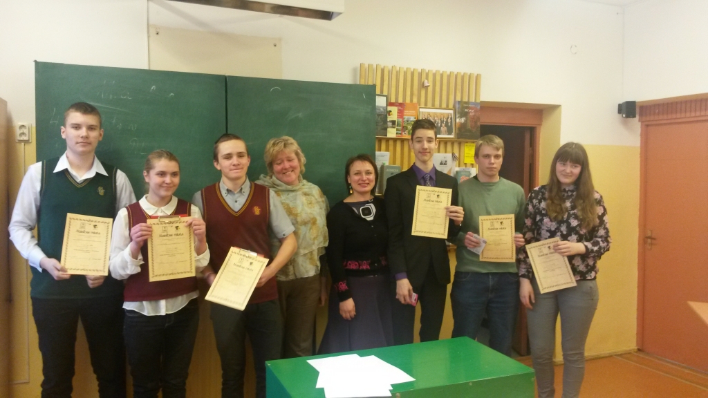 Pirmās un otrās vietas ieguvēju komandas ar pedagoģēm Daigu Telneri un Vitu Lauciņu-Veineri.
Autors: No albuma.