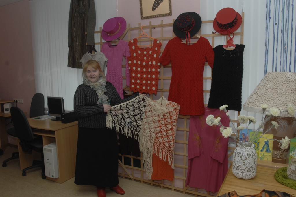 Vietējā rokdarbniece Sandra Rozenfelde uz izstādi atnesusi arī vecmāmiņas tamborēto lakatu, ko saņēmusi dāvanā pirms 30 gadiem.

Autors: Ivars Bogdanovs