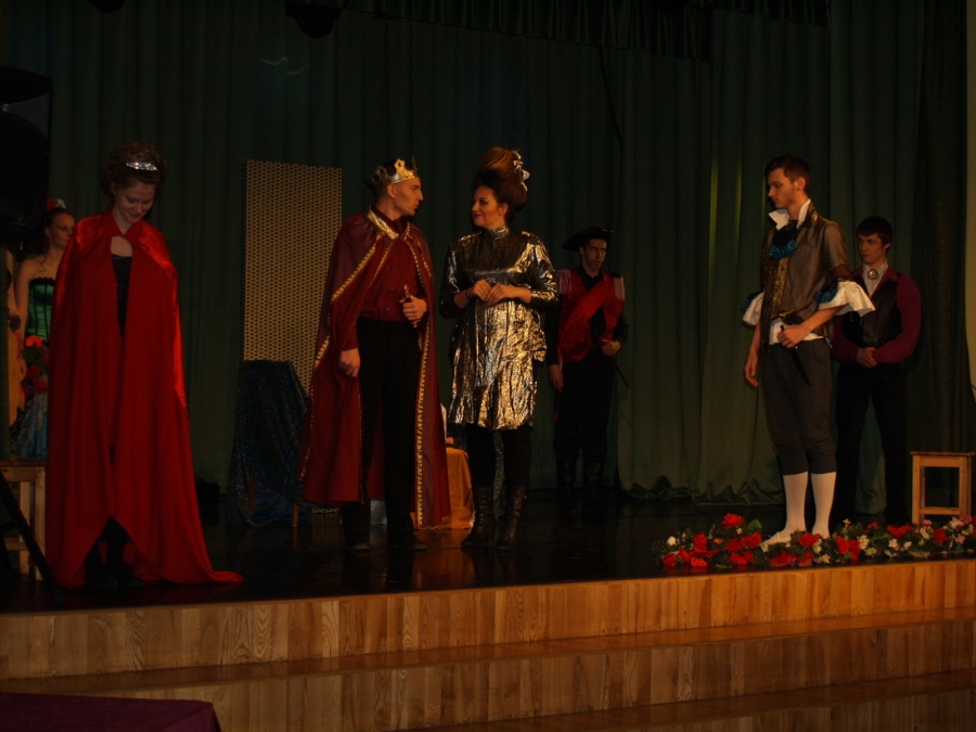 Galvenie izrādes tēli kopskatā.
Autors: Madara Ērgle