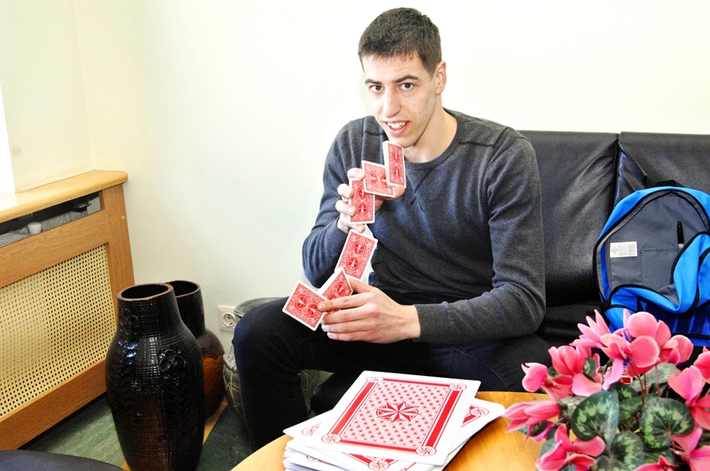 Edžum Kauķim vislabāk patīk kāršu burvju triki.
Autors: Ivars Bogdanovs