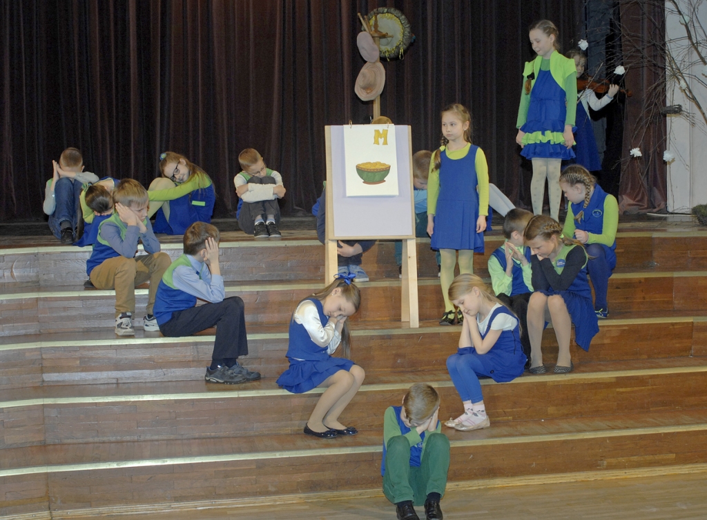 Bauskas sākumskolas 2.b klases audzēkņi skatei sagatavojuši Evijas Gulbes uzvedumu «Saliec burtus dzejoļos!».
Autors: Ivars Bogdanovs