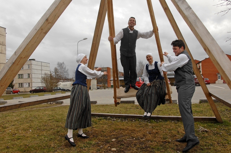 Rundālē, laukumā pie mājtirgus, jau uzstādītas šūpoles. Vakarā pēc mēģinājuma tajās izšūpojas vietējā deju kolektīva dalībnieki: Laura Ārente (no kreisās), Pēteris Grabovskis, Sandra Ļūmane un Māris Kauss.

Autors: Ivars Bogdanovs