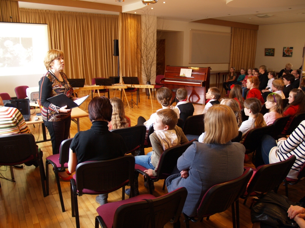 Dace Mežiņa klausītājiem ļāva minēt mīklas par koncertā izpildīto skaņdarbu tēmām.
Autors: Madara Ērgle