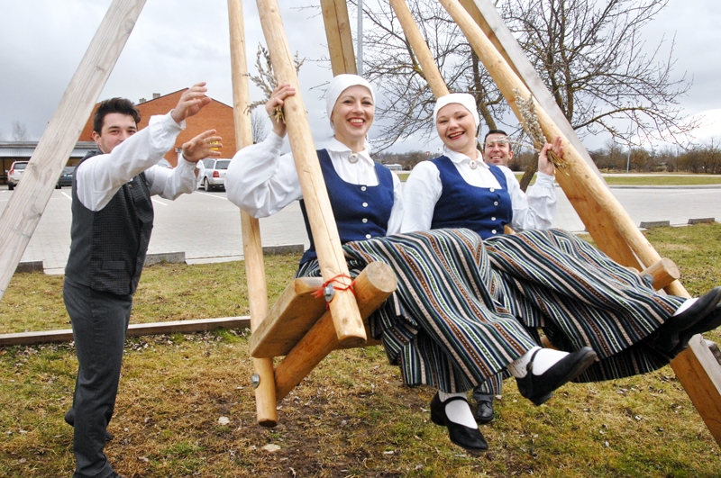 Rundāles mājtirgus laukumā jau uzstādītas šūpoles. Vakarā pēc mēģinājuma tajās izšūpojas deju kolektīva dalībnieki Māris Kauss (no kreisās), Laura Ārente, Sandra Ļūmane un Pēteris Grabovskis. 
Autors: Ivars Bogdanovs