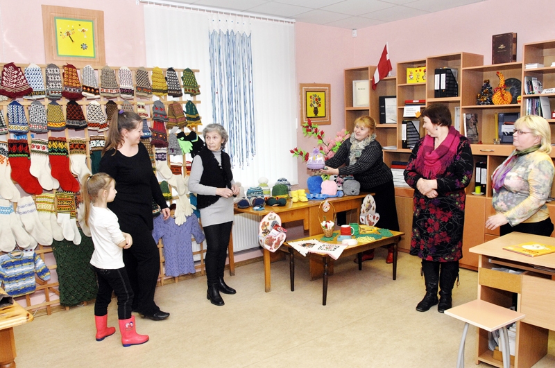 Dāviņu pagasta rokdarbnieces lepojas ar saviem darbiem un atzinīgi vērtē domubiedru veikumu. 
Autors: Ivars Bogdanovs