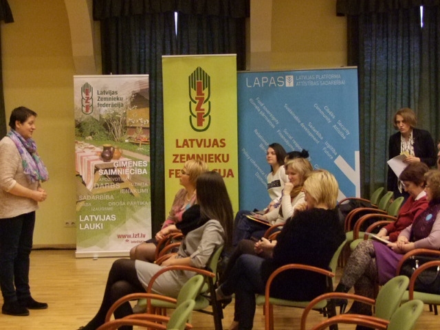 Latvijas Zemnieku federācijas (LZF) rīkotajā diskusijā par vietējās pārtikas izmantošanu Iecavas kultūras namā 31. martā piedalījās nepilns desmits novada iedzīvotāju.
Autors: No albuma.