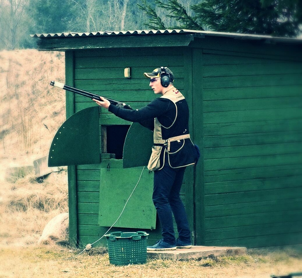 Emīls šaušanas procesā. 
 
Autors: No albuma.