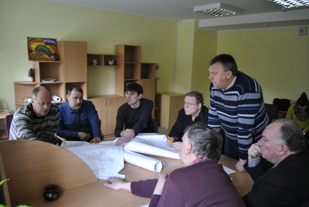 Būvsapulcē paveikto un nepieciešamās izmaiņas projektā apsprieda SIA «Būvfirma Vītols» darbinieki Kārlis Vītols un Indulis Kūriņš, būvuzraugs Gvido Gudelis un Rundāles novada domes pārstāvji. 
Autors: Māris Krūmiņš