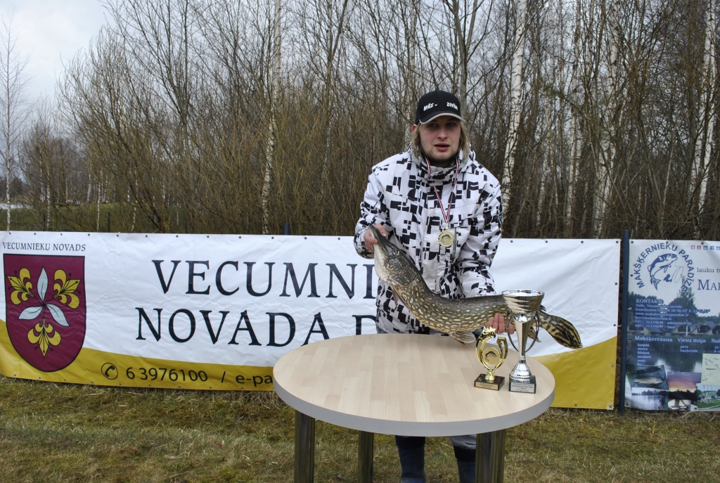 Uzvarētājs Renārs Plūme ar 95 cm garo un 5,6 kg smago līdaku.
Autors: Māris Krūmiņš