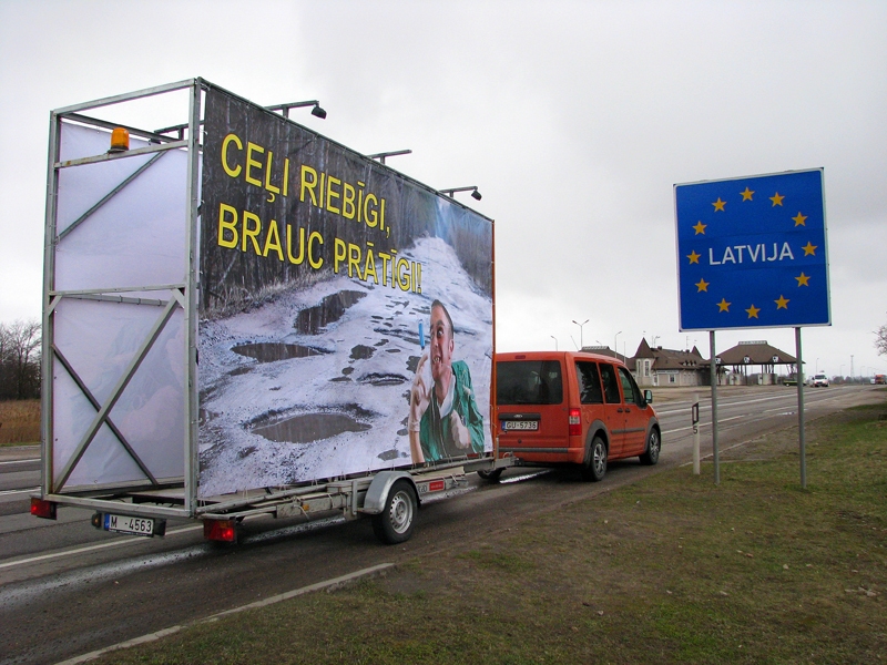 Īpašs pārvietojamais plakāts brīdina iebraucējus Latvijā, ka pārvietošanās pa kritiskā stāvoklī esošajiem valsts ceļiem var apdraudēt viņu veselību, iespējams, pat dzīvību.
Autors: Vilnis Auzāns
