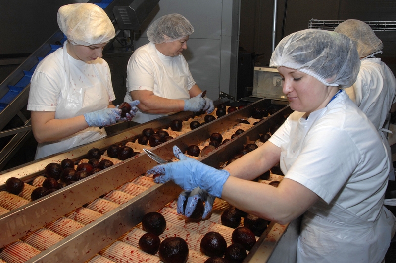 Pirms tvaicēšanas strādnieces atlasa nestandarta dārzeņus.


Autors: Ivars Bogdanovs