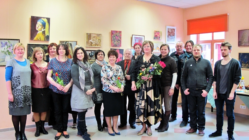 Māksliniece kopā ar ģimeni, draugiem un kolēģiem.
Autors: Ieva Šomina