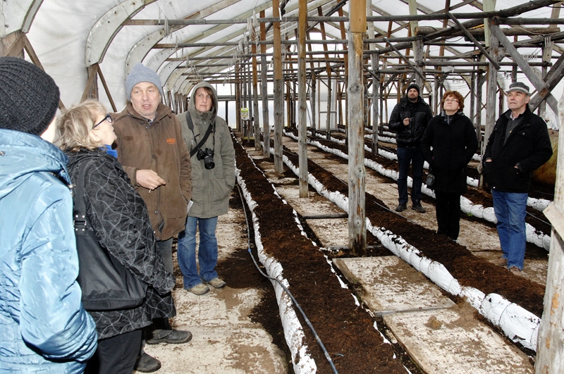Andris Bite (trešais no kreisās) Iecavas «Mazgrāvīšos» čehu zemniekiem rāda siltumnīcā sagatavotos tuneļus, kuros drīz stādīs tomātu dēstus jaunajai ražai.
Autors: Ivars Bogdanovs