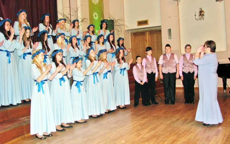 Vecumnieku novada Misas vidusskolas 5. – 12. klašu koris. Diriģente Zaiga Jēgere.
Autors: Vilnis Auzāns