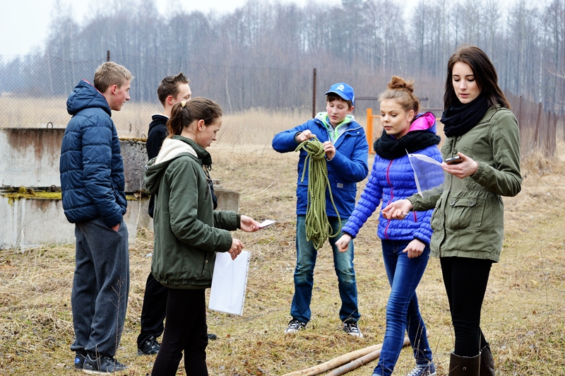 Tiesneses Kintija Krugloviča (no labās) un Beatrise Hercoga izskaidro komandai «Egle», kā transportēt ievainoto.
Autors: no Misas vidusskolas albuma