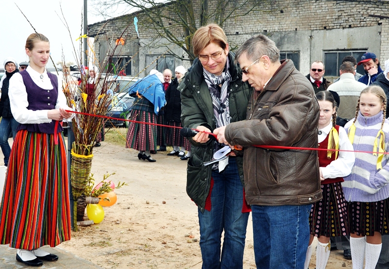 Tirgus plača atklāšanā simbolisko lenti pārgriež Stelpes pagasta pārvaldes vadītājs Elmārs Jukonis un kultūras darba organizatore Sandra Neliusa.
Autors: Žanna Zālīte