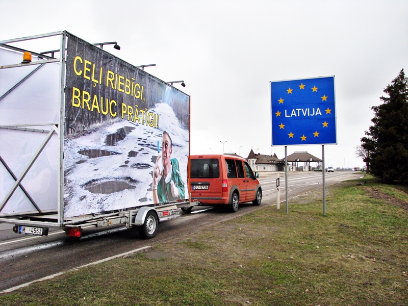 Grenctālē. Īpašs pārvietojamais plakāts brīdina iebraucējus Latvijā, ka pārvietošanās pa kritiskā stāvoklī esošajiem valsts ceļiem var apdraudēt viņu veselību, iespējams, pat dzīvību.
Autors: Vilnis Auzāns