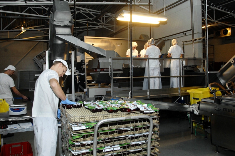 Biešu fasēšanas līnijā līdz ar citiem strādā arī brunavietis Mārtiņš Berkmanis. 
Autors: Ivars Bogdanovs