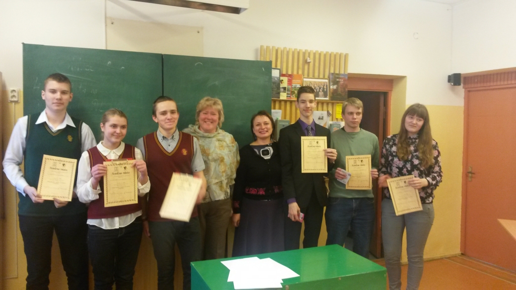 Pirmās un otrās vietas ieguvēju komandas ar pedagoģēm Daigu Telneri un Vitu Lauciņu-Veineri. Uzvarētāju komandā startēja Elza Sējēja, Arnis Cimermanis un Andris Kāposts. Iecavniekus pārstāvēja Mārtiņš Ansons, Hugo Huberts Puriņš un Arta Briede. 



Autors: No albuma.