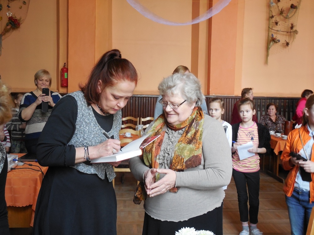 Svitenes senioru biedrība «Sudrabupe» aizvadītajā nedēļā ciemos uzņēma seriāla «Ugunsgrēks» Zentas lomas atveidotāju Regīnu Devīti. 
Autors: Inga Muižniece