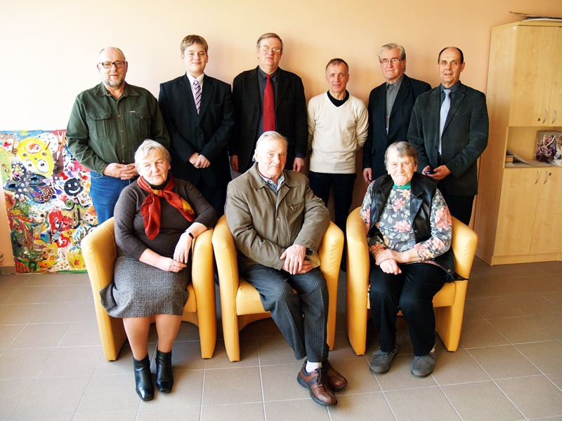 Iecavas Tautfrontiešu apvienības dibināšanas sapulces dalībnieki: Anita Latviete (sēž no kreisās), Jānis Sekačs, Natālija Banka, Imants Sūna (stāv no kreisās), Maksims Krutikovs, Romualds Ražuks, Uldis Godainis, Stepans Drozdovs un Renārs Zaļais.
Autors: Antra Ērgle