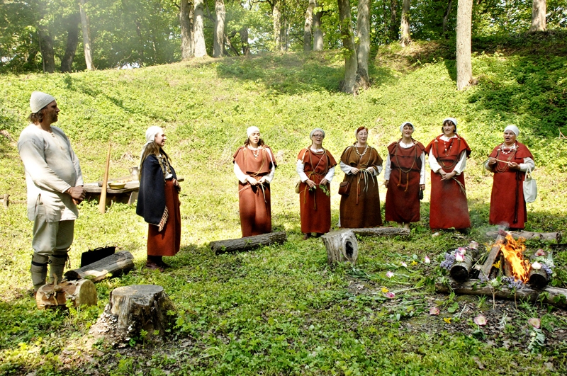 Elīnas Kūlas-Bražes (otrā no kreisās) vadītā folkloras kopa «Laukam pāri» dziedājusi daudzviet Latvijā. Ik gadu viņi sastopami Mežotnes pilskalna svētkos, attēlā – 2013. gada 18. maijs.
Autors: Ivars Bogdanovs