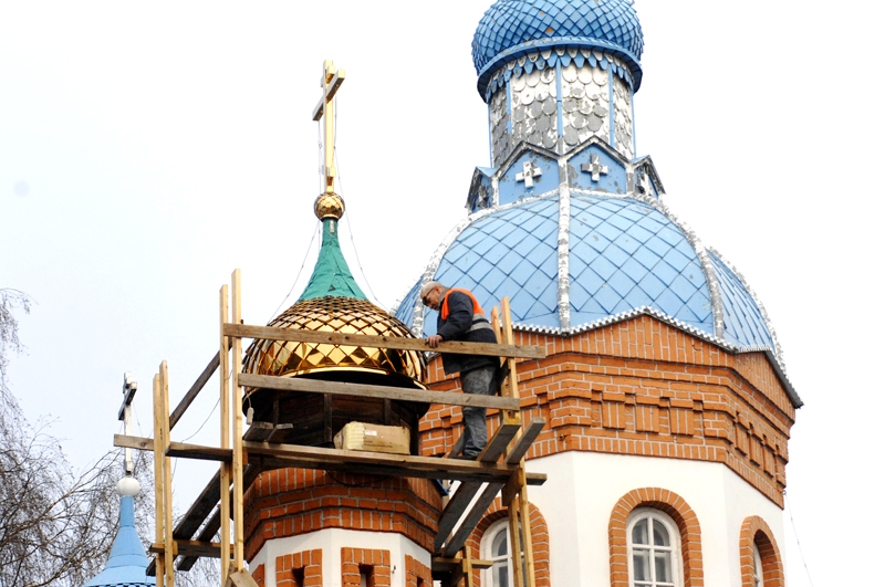 Svētā Georgija Uzvarētāja pareizticīgo baznīcai Bauskā sāk zeltīt kupolus.
Autors: Ivars Bogdanovs