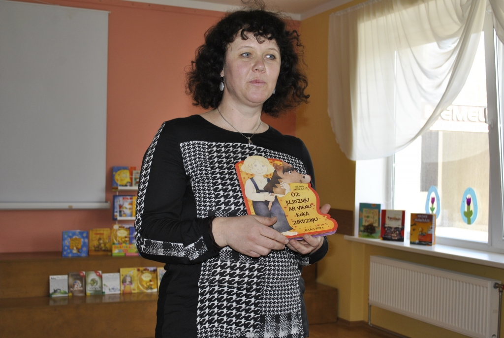 Māksliniece Signe Ērmane-Ļitvina Bauskas sākumskolas 1. un 2. klašu skolēniem stāstīja, kā top grāmatu ilustrācijas. 
Autors: Zane Gorškova