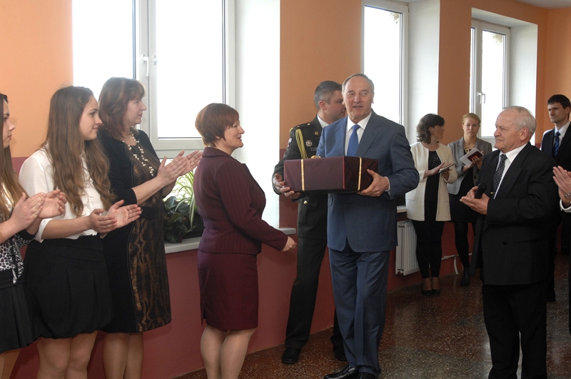 Prezidents Īslīces vidusskolai dāvā grāmatas. 
Autors: Ivars Bogdanovs