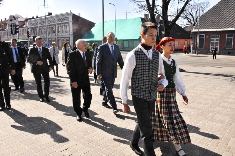 Valsts prezidents Andris Bērziņš kopā ar Bauskas novada domes priekšsēdētāja vietnieku Alvi Feldmani un citām personām, tautastērpos ģērbtu ģimnāzistu Austras Bebres un Deivida Rūda Āboliņa pavadībā, devās uz Bauskas Rātsnamu. Tur prezidents tikās ar domes deputātiem, kultūras darbiniekiem, uzņēmējiem.
Autors: Ivars Bogdanovs