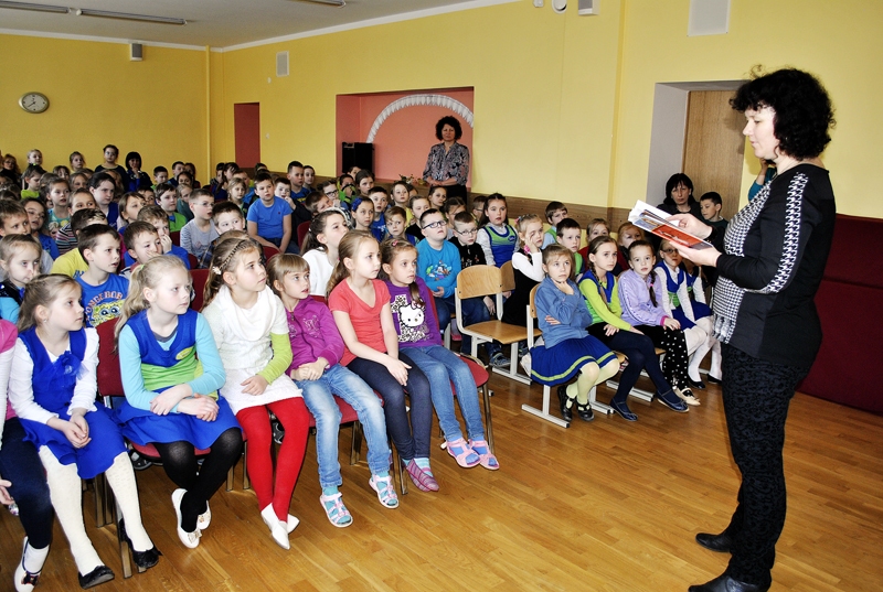 Signe Ērmane-Ļitvina Bauskas sākumskolas 1. un 2. klašu skolēniem stāstīja, kā top grāmatu ilustrācijas. 
Autors: Zane Gorškova