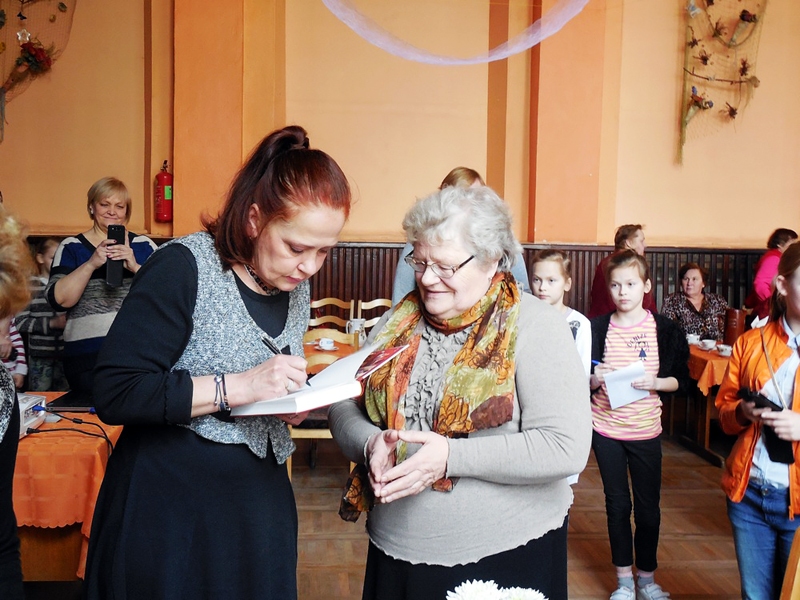 Regīna Devīte sarīkojumā Svitenē sniedza autogrāfus, ko vēlējās iegūt vairāki tikšanās dalībnieki.