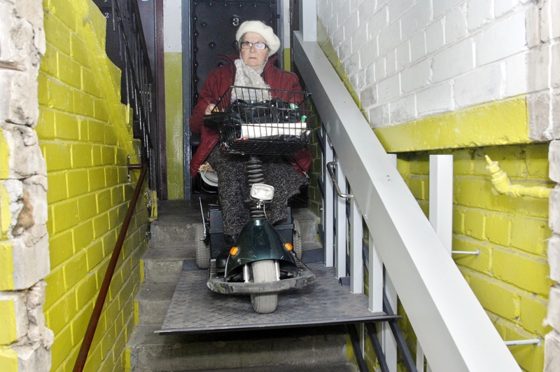 Valērija Ružinska priecājas par iespēju patstāvīgi tikt līdz savam dzīvoklim.
Autors: Ivars Bogdanovs