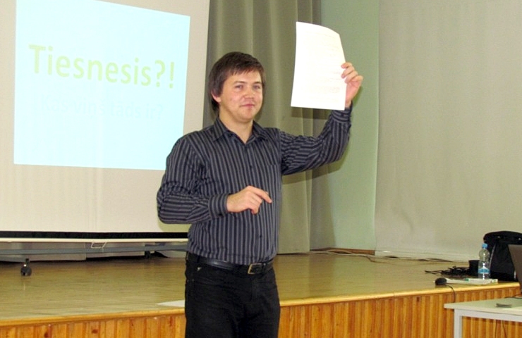 Debašu centra pārstāvis Mihails Haļitovs.