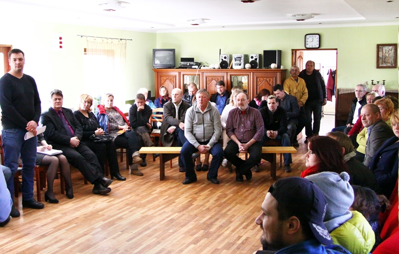 Vecsaules pagasta «Pļaviņās» mēneša laikā notikusi jau otrā vietējo iedzīvotāju sanāksme. Tās laikā aktīvi diskutēja par dzelzceļa maģistrāles «Rail Baltica» trases novietojumu.
Autors: Artūrs Dulbe