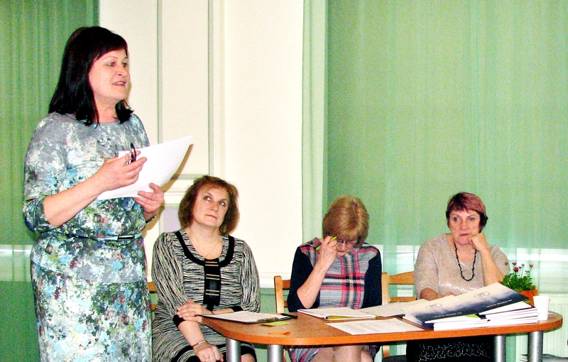 Māra Graudiņa (no kreisās) turpinās vadīt Latvijas Izglītības un zinātnes darbinieku arodbiedrības Bauskas starpnovadu padomi. Šo darbu viņa veic jau 26 gadus.
Autors: Vilnis Auzāns