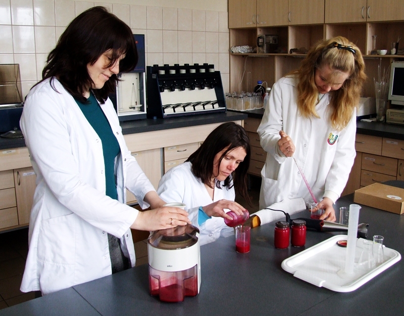 Zinātnieces laboratorijā. No kreisās: vadošā pētniece Dr.sc.ing. Zanda Krūma, vadošā pētniece Dr.sc.ing. Īrisa Mūrniece un docente Dr.sc.ing. Solvita Kampuse.
Autors: No albuma.